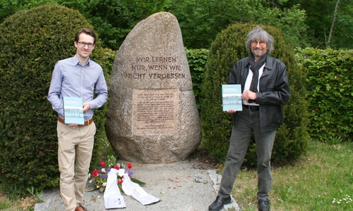 Diethelm Krause-Hotopp (re.) mit seinem neuen Buch an der Gedenkstätte in Schandelah.