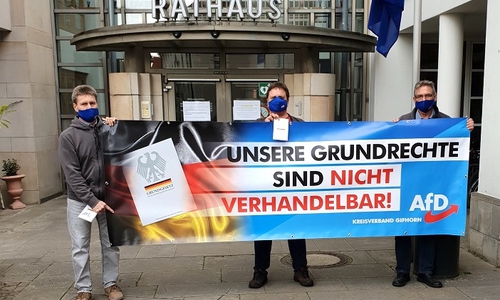 Die AfD hielt eine Mahnwache vor dem Rathaus ab.