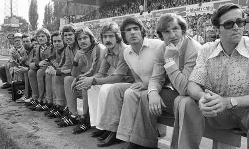 30. August 1975, spätere Legenden gegen Werder Bremen auf der Bank: Ludwig Bründl (Hände verschränkt) und rechts daneben: Hans Jürgen Hellfritz, Hartmut Konschal, Dieter Zembski, Danilo Popivoda und Jaro Deppe. Links daneben: Torwart Uwe Hain.