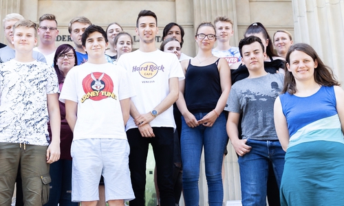 Ein Teil der Schülerinnen und Schüler der Lademann-Realschule bei ihrem Besuch des Landtages im Juni 2019. Neben Jörn Domeier (rechts) ist die Grünen-Abgeordnete Julia Willie Hamburg (mittlerweile Fraktionsvorsitzende) zu sehen.