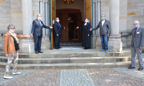 Einladung zum ersten Gottesdienst nach der Zwangspause: Die Kirchenvorsteher Anne Hoffmann und  Christian Kahnes mit Küster Andreas Leue links im Bild luden gemeinsam mit Pastorin Dr. Heidrun Gunkel und den Kirchenvorstehern Hans-Joachim Engelhardt und Frank Neubauer rechts im Bild herzlich ein.