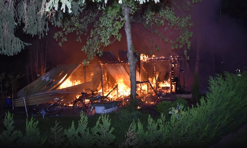 Von dem Wohnwagen und dessen Holzvorbau blieb nichts mehr übrig. 