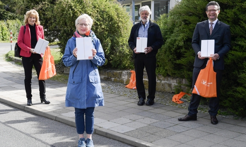 Irmgard Schene und Dr.Thomas Lampe vom Elternverein „Weggefährten“ (Mitte) freuen sich über fünf iPads, die Ihnen Claudia Kayser und Carsten Ueberschär von der Volksbank BraWo überreichten.
