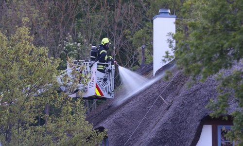 Mit viel Wasser und viel Manpower verhinderten die Einsatzkräfte schlimmeres. 