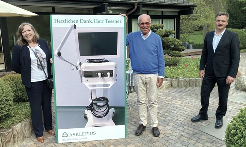 In Corona-Zeiten, nur eine symbolische Übergabe des gespendeten Beatmungsgeräts: Spender Hans-Joachim Tessner mit Prof. Dr. med. Jörn Heine, Ärztlicher Direktor der Asklepios Harzkliniken (rechts) und Harzkliniken-Geschäftsführerin Adelheid May.