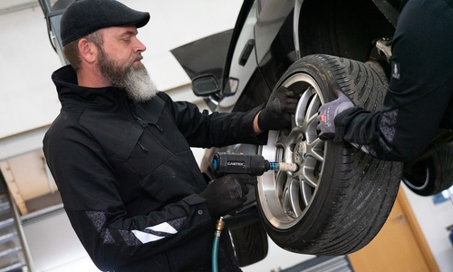 Jens Stümpel, Inhaber der BJS Garage, will seinen Kunden den Werkstatt-Besuch so angenehm wie möglich gestalten.
