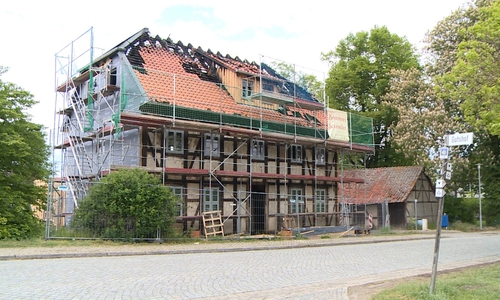 Das beschädigte Gebäude am Tag nach dem Brand. Archivbild