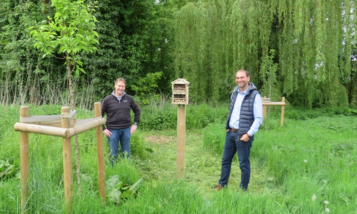  Die Gemeinde Lehre hat für die Streuobstwiese, die im letzten Jahr in der Nähe der Börnekenhalle angelegt wurde, anlässlich des Weltbienentags ein Bienenhotel beschafft. Am Mittwochvormittag wurde dieses durch den Bauhof der Gemeinde auf der naturbelassenen Wiese in Lehre von Bauhofleiter Christian Gerike und Bauamtsleiter Marco Schulz aufgestellt.