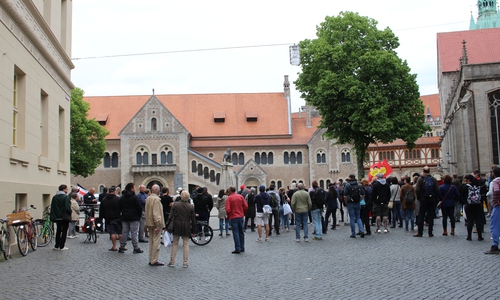 An den Zugängen zum Burgplatz hatten sich viele Gegendemonstranten eingefunden.