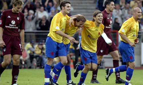 Sternstunde: Thomas (re.) feiert mit Daniel Graf, Jürgen Rische und Benjamin Adrion im DFB-Pokal am 30. August 2003 ein 4:1 gegen Kaiserslautern und den späteren Weltmeister Miro Klose (li.)