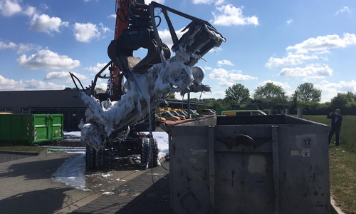 Die Autos werden von den undichten Containern in die dichten umgeladen.