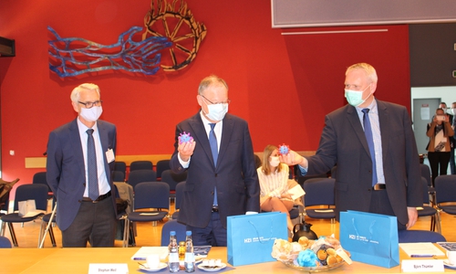 Professor Dirk Heinz, Wissenschaftlicher Geschäftsführer des HZI, Ministerpräsident Stephan Weil und der Minister für Wissenschaft und Kultur Björn Thümler (v. li.). Für die Gäste gab es unter anderem Coronaviren aus Gummi geschenkt.