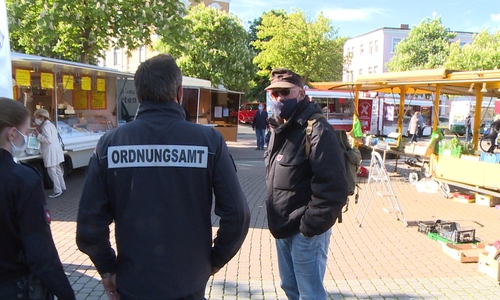 Manche Besucher des Wochenmarktes müssen über den korrekten Umgang mit der Mund-Nasen-Maske aufgeklärt werden.