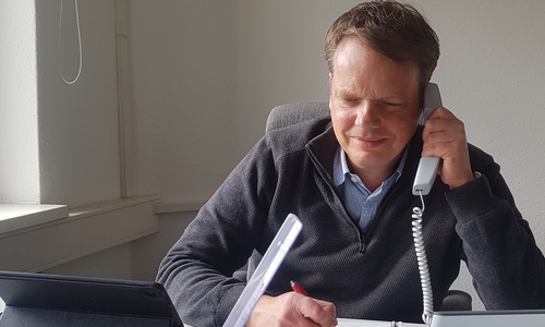 Christoph Bratmann beantwortet telefonisch Fragen.