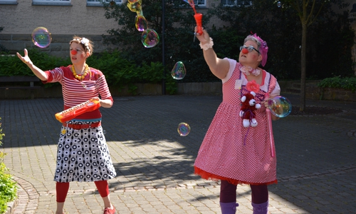 Die Klinik Clowns traten vor dem Spittaheim auf.