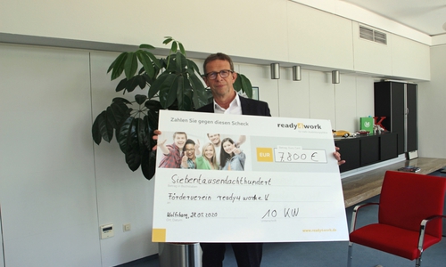  Klaus Mohrs, stellvertretender Vorsitzender des Fördervereins ready4work, freut sich über die Spende in Höhe von 7800 Euro. 