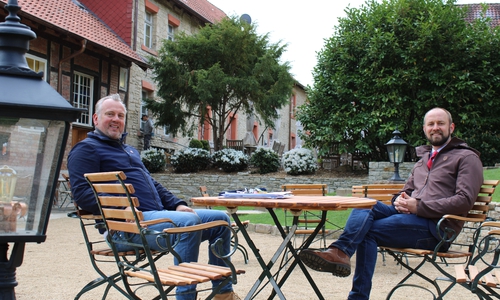 Michael Madsack mit Bürgermeister Malte Schneider im neuen Biergarten. 