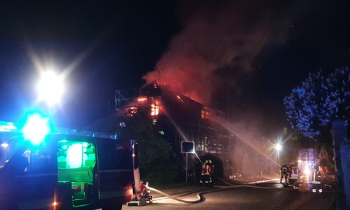Das Feuer ergriff den gesamten Dachbereich des Gebäudes 