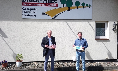 Samtgemeindebürgermeister Marc Lohmann (li.) mit dem Geschäftsführer der Druck-Allee Klaus Burghardt.