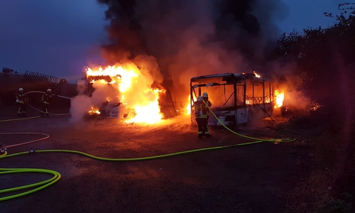 Schon bei Eintreffen der Feuerwehr waren beide Busse nicht mehr zu retten. 