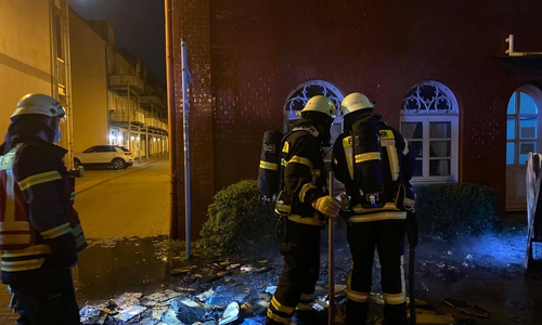 Die Feuerwehr kontrolliert die verbrannten Überreste am Pflegeheim mit einer Wärmebildkamera. 