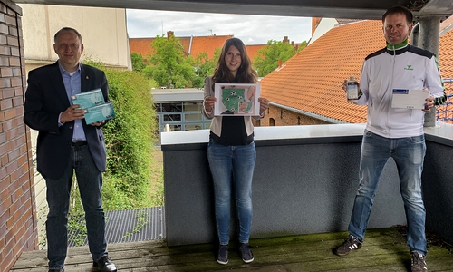 Bürgermeister Klaus Saemann nahm als Vorsitzender der Bürgerinitiative „Wir sind für Euch da“ die Spende der Kaufmannsgilde von Ole Siegel (rechts) entgegen. Noreen Klöpper von PeineMarketing war mit dem Bild der Siegermaske von Conny Röhrich ebenfalls vor Ort. 