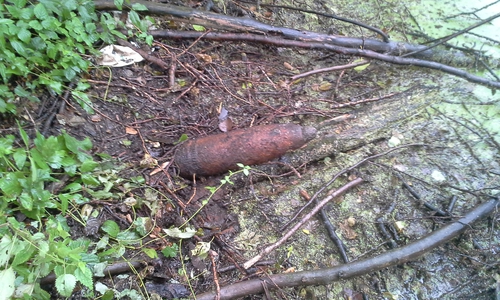 Artilleriegranate aus einem Teich bei Meppen, gefunden von einem Magnetangler   