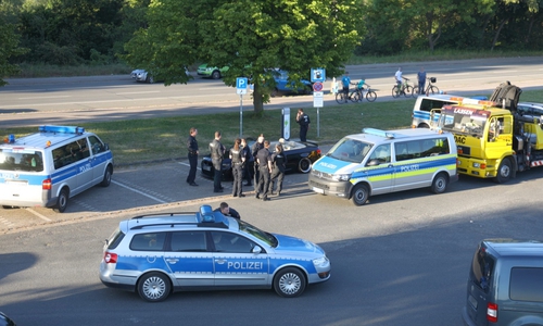Insgesamt waren vier Polizeifahrzeuge und über zehn Beamte vor Ort.