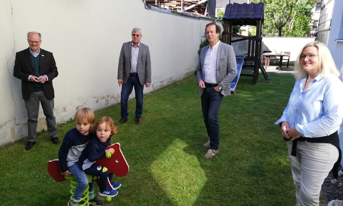v. l. n. r.: Stefan Voigt (Geschäftsführer Diakonische Dienste Goslar), spielende Kinder, Hans-Jürgen Rappmann (Vorstandsvorsitzender Bürgerstiftung), Volker Bäcker (Vorstand Bürgerstiftung), Bianca Hartmann (Bereichsleiterin Kinder- und Jugendhilfe Diakonische Dienste Goslar).
