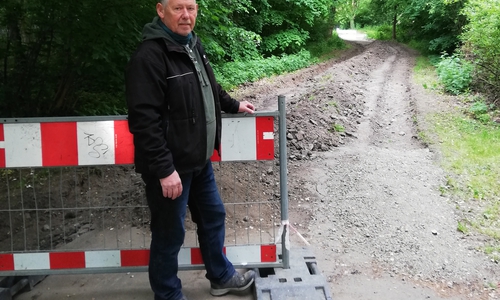 Dieter Schneider ist erfreut, dass es bald eine neue Zufahrt zum Tennisplatz gibt.