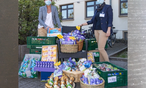 Pflegedirektorin Margarete Jelen-Deiseroth und Karola Krause, Qualitätsmanagement und Organisationsentwicklung nahmen die Süßigkeiten für das St. Elisabeth Krankenhaus entgegen.