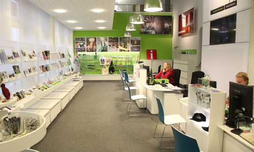 Ein Blick in die Tourist-Information der WMG im Wolfsburger Hauptbahnhof.