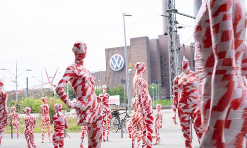111 Schaufensterpuppen, die in Absperrband eingewickelt waren, standen vor dem VW-Werk.