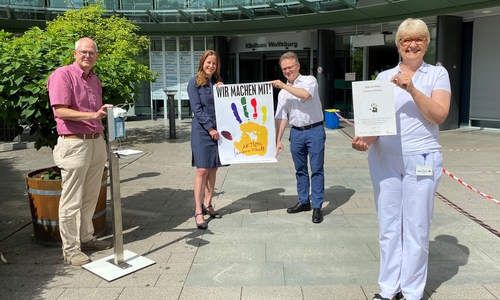 Belohnung für die geleistete Arbeit: Krankenhaushygienikerin Dr. Birgit Feier präsentiert zusammen mit Klinikumsdirektor Wilken Köster, Klinikumsdezernentin Monika Müller und dem Medizinischen Direktor Dr. Rolf Syben die Gold-Urkunde.