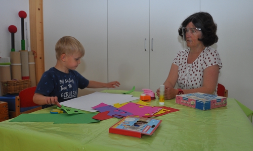 Die Mitarbeiter der Frühförderung tragen einen Gesichtsschild, damit die Kinder Gesicht und Mimik noch erkennen können. 