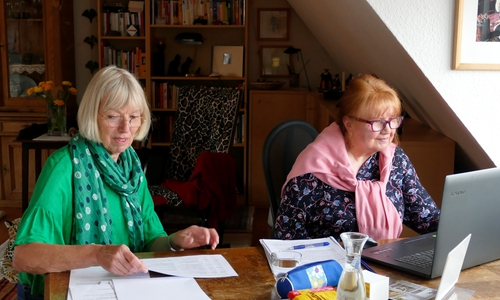 Videokonferenz, am Laptop Marita Bartusch und Gisela Schlee.