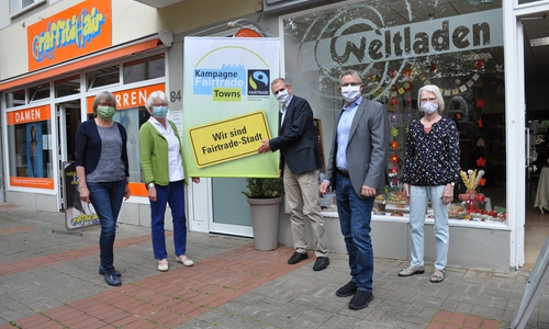 Ingeburg Schoß, Anneliese Raschkowski, Dr. Horst Farny, Andreas Bauer und Gisela Rühl (v.l.n.r.) vor dem Weltladen Pueblo in der Porschestraße 84.