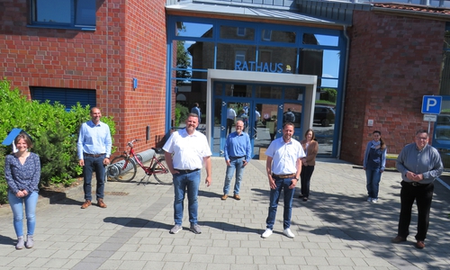 Das Führungsteam der Gemeinde Lehre um Bürgermeister Andreas Busch (3.v.l.) begrüßt Andre Schulz (Mitte) als Nachfolger von Sven Müller (r.) neu im Team.
