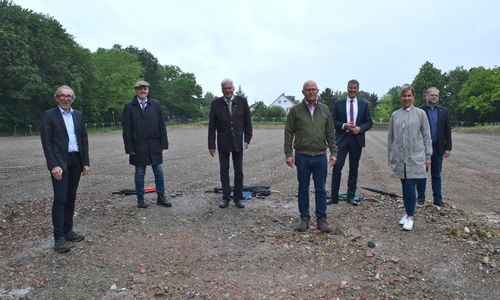 Investoren, ehemalige und neue Besitzer freuen sich auf die Entwicklung am Kattenberg (von rechts): Mathias Brand, Anke Tessner-Schreyeck, Dr. Oliver Junk, Dirk Junicke, Hans-Christian Biallas, Dr. Matthias Nagel und Dirk Becker.