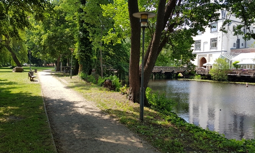 Ein Blick vom Schlosspark auf das Schloss. 