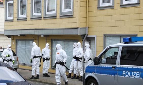 In Schutzanzügen unterstützte die Polizei das Gesundheitsamt am vergangenen Freitag.