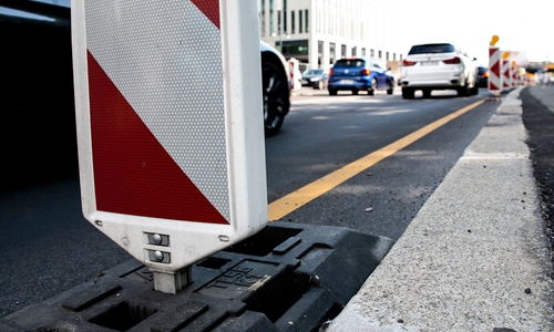 Verfahrene Lebenszeit: Bauleute verbringen oft mehrere Stunden täglich im Auto, um zur Arbeit zu kommen – meist unbezahlt. Jetzt will die IG BAU eine Entschädigung der Wegezeiten durchsetzen.
