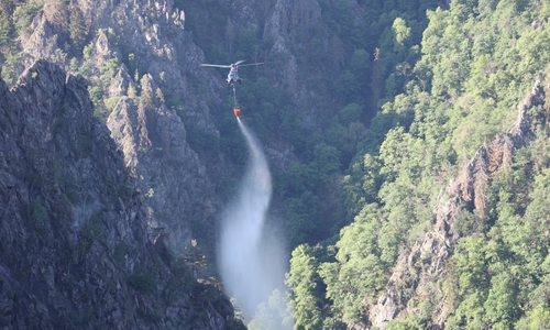 Derzeit bekämpfen Hubschrauber das Feuer.