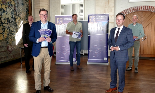 Landrat Dr. Andreas Ebel (l.) präsentierte gemeinsam mit Sparkassenvorstand Dr. Patrick Kuchelmeister (r.), Kreisrat Rolf Amelsberg (hinten v.l.), Martin Zenk von der Abteilung Natur- und Landschaftsschutz, sowie dem Vorsitzenden der Jägerschaft Gifhorn, Ernst-Dieter Meinecke, das Programm „Natürlich wild“ zur Insektenförderung.