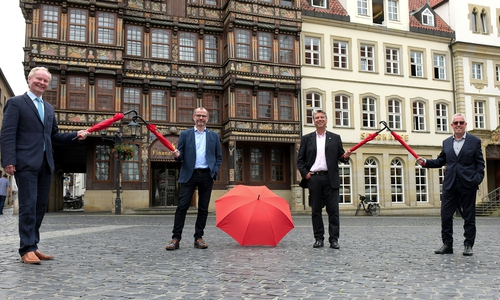Vorstand der Sparkasse Hildesheim Goslar Peine und Präsidiumsvertreter der Hochschulen auf dem Hildesheimer Marktplatz: Michael Senft, Vorstandsmitglied der Sparkasse Hildesheim Goslar Peine Prof. Dr. Martin Schreiner, Vizepräsident für Stiftungsentwicklung, Transfer und Kooperationen, Stiftung Universität Hildesheim Dr. Marc Hudy, Präsident, HAWK Hochschule für Angewandte Wissenschaften und Kunst Hildesheim/Holzminden/Göttingen: Prof. Gunther Brenner, Vizepräsident, Technische Universität Clausthal.