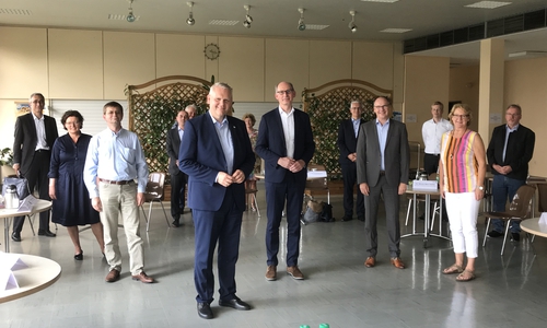 Der niedersächsische Wissenschaftsminister Björn Thümler und der Peiner Landtagsabgeordnete Christoph Plett tagten gemeinsam mit einer Expertenrunde im Steinkohlekraftwerk Mehrum.