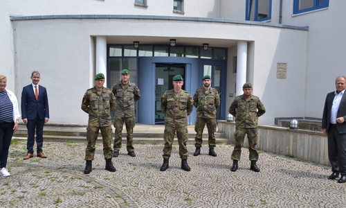 Die Soldaten wurden am Mittwoch von Landrat Gerhard Radeck, Vorstand Dr. Burkhard Nolte und der Geschäftsbereichsleiterin Angela Dynatowski begrüßt (Foto v.l.n.r.: Angela Dynatowski, Dr. Burkhard Nolte, StFW Voigt, OSG Walter, OSG Gottschalk, OSG Elias, OSG Walkenhorst, Gerhard Radeck)