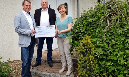 v.l.: Dr. Peter Abramowski, Burkhard Wittberg und Britta Flyholm bei der Übergabe des Spendenschecks.