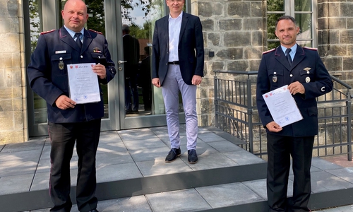 Das Bild zeigt bei der Ernennung von Links: Wiedergewählt der Gemeindebrandmeister Alexander Steek, Samtgemeindebürgermeister Marc Lohmann und den neuen stellvertretenden Gemeindebrandmeister Dennis Hannig.