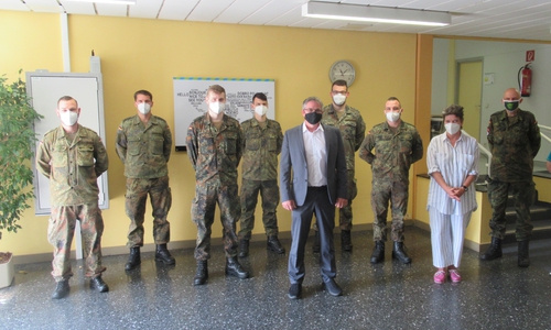 Vordere Reihe von ganz rechts: Oberstleutnant Ekhard Hartwig, Dr. Regine Gattwinkel (stellv. Leiterin Gesundheitsamt Wolfsburg), Stadtrat Andreas Bauer, hinteren Reihe: die sechs Soldaten des Sanitätsregimentes 1 Weißenfels (Sachsen-Anhalt. 